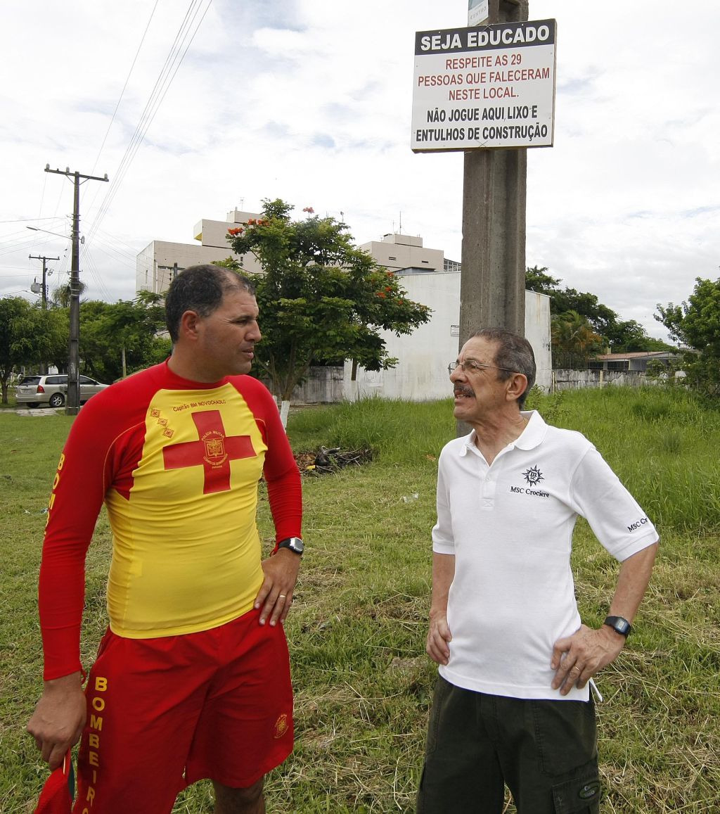 Reencontro: capitão Novochadlo, dos bombeiros, e Gomes Júnior, uma das vítimas | Valterci Santos/Gazeta do Povo