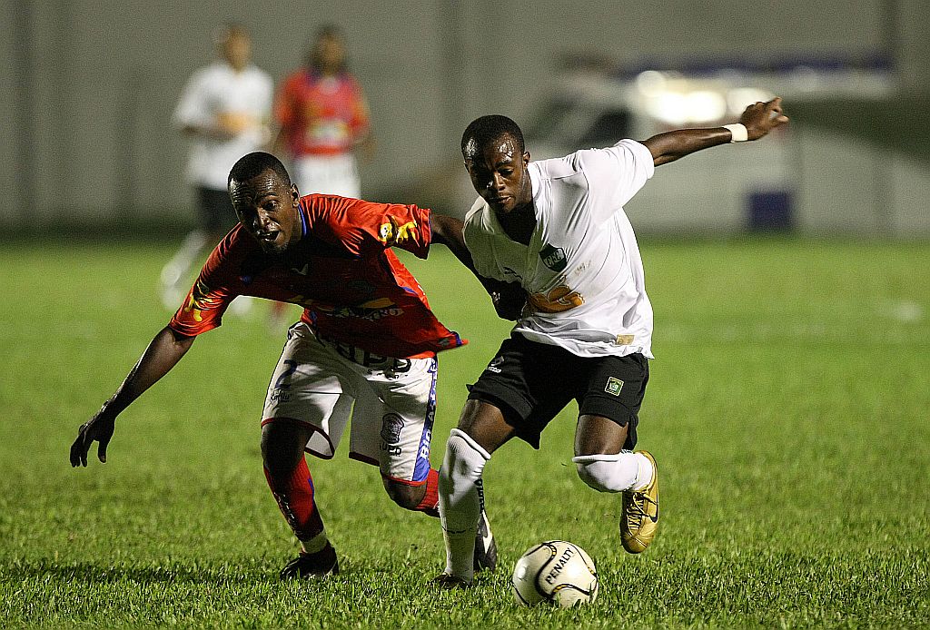O coxa-branco Geraldo, 18 anos, é uma das apostas de Ney Franco para a temporada. Ontem, contra o Cianorte, o angolano não decepcionou | Jonathan Campos/ Gazeta do Povo