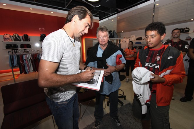 Antes da bola rolar, Paulo Baier conversou com torcedores e concedeu autógrafos na Arena |