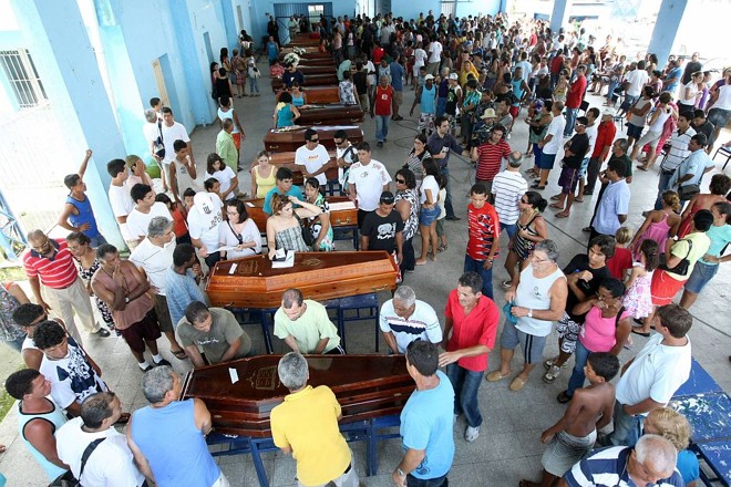 Parentes e amigos das vítimas do deslizamento participam de velório coletivo em Angra dos Reis |