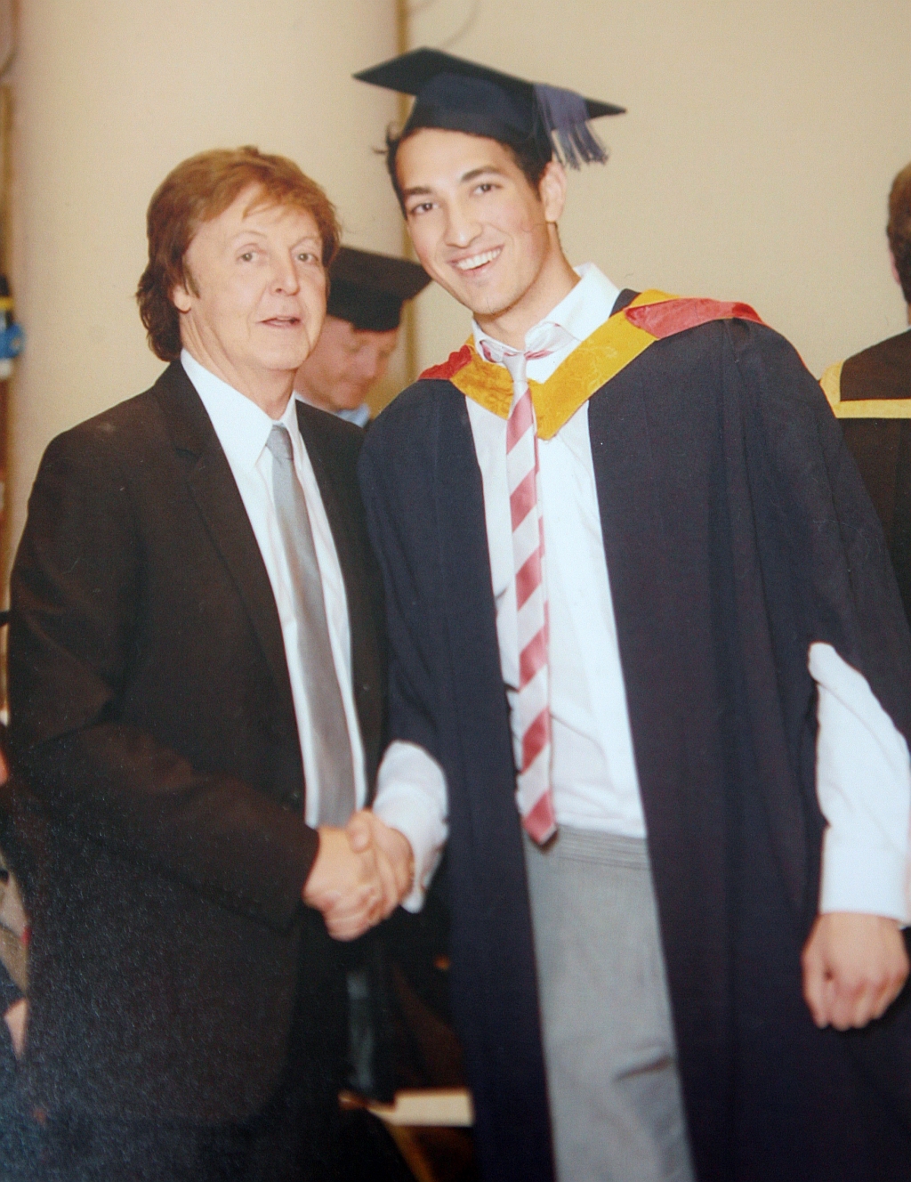 Sir Paul McCartney e Luis Santos na formatura: canudo foi entregue pelas próprias mãos do ex-Beatle, na cidade de Liverpool, em julho de 2009 | Arquivo Pessoal