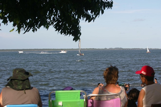 As águas calmas da Prainha convidam aos esportes náuticos e banho |