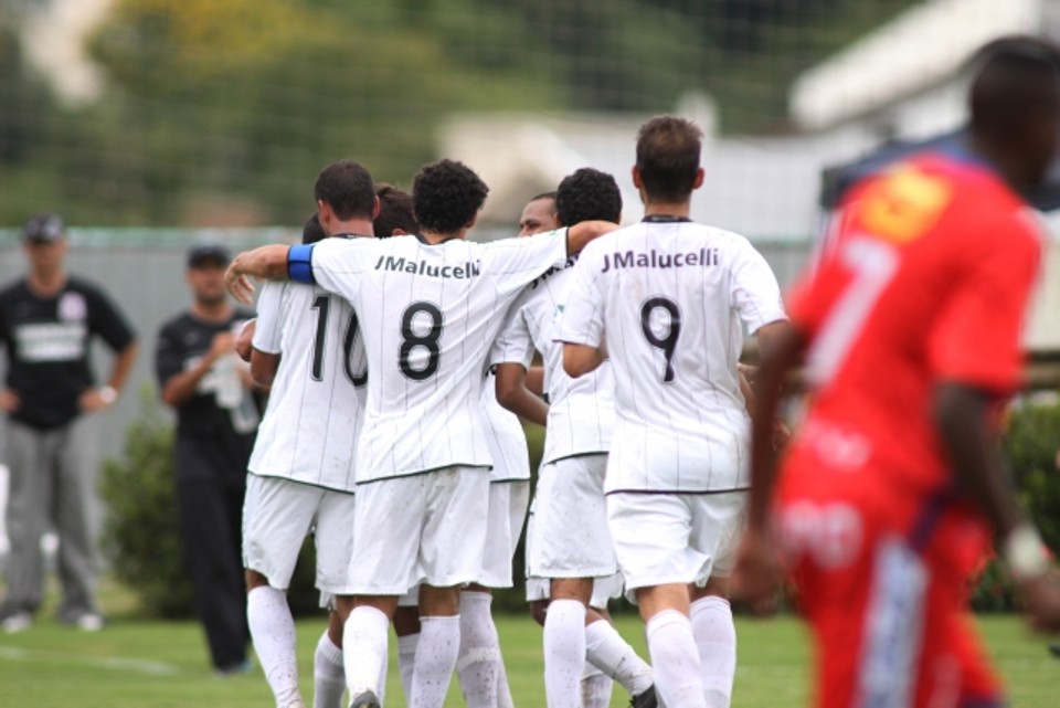 Os jogadores do Corinthians comemoram o gol de Oliveira (encoberto), o primeiro do Paranaense de 2010. | Giuliano Gomes/ Gazeta do Povo