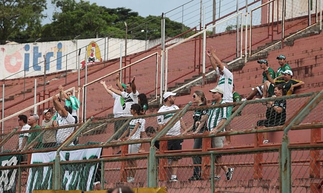 Torcida do Coritiba compareceu em pequeno número a Paranavaí, cidade mais distante da capital no campeonato |