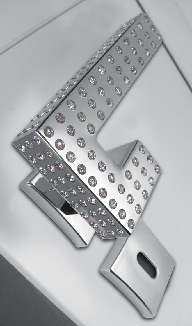 Essa peça da Altero brinca com a modernidade e utiliza traços retos com um revestimento feito de cristais Swaroviski |
