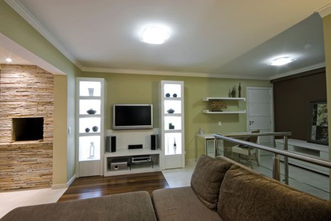 Home theater e churrasqueira integrados facilitam na hora de receber visitas |