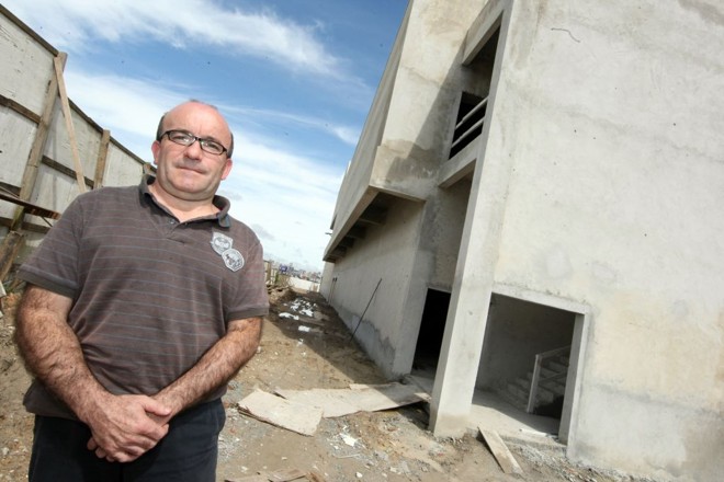 O empresário Ademar Batista, que está construindo um centro de eventos em Curitiba, aconselha a consulta a um arquiteto ou engenheiro antes de fechar a compra de um terreno | Priscila Forone/ Gazeta do Povo