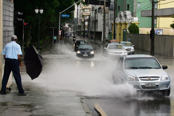 Guarda-chuva não foi suficiente para proteger o pedestre | 