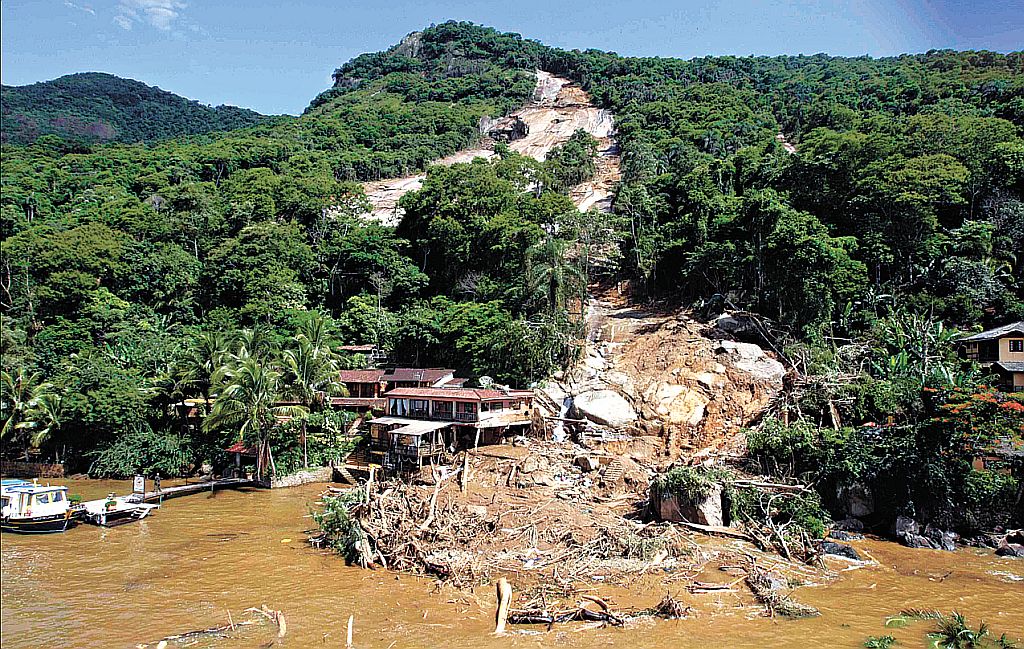 Deslizamento na Praia do Bananal, na Ilha Grande, Baía de Angra dos Reis: hóspedes e moradores do local foram surpreendidos pela terra que desceu do morro | Bruno Domingos/Reuters
