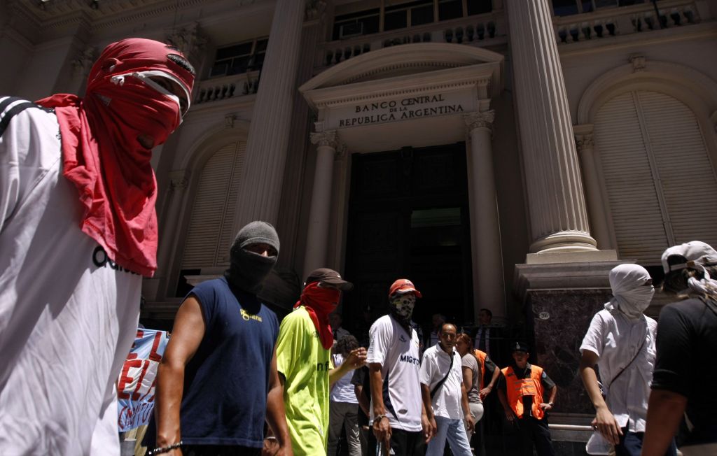 Manifestantes em frente ao BC: pressão sobre Redrado | Marcos Brindicci/Reuters