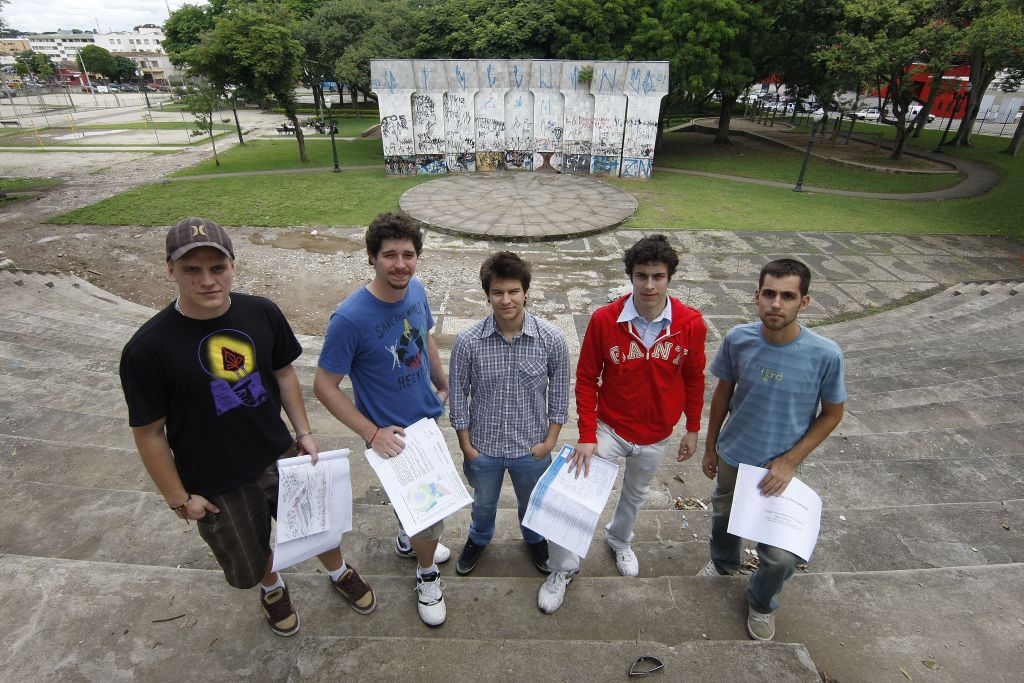 Grupo de estudantes de Arquitetura fez projeto de revitalização da Praça Afonso Botelho: integração com o estádio do Atlético através de rampas | Valterci Santos/ Gazeta do Povo