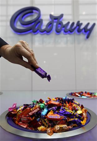 A norte-americana Kraft Foods concordou em pagar cerca de 11,9 bilhões de libras (19,6 bilhões de dólares) pela britânica Cadbury, criando a maior fabricante de doces do mundo após meses de negociações | Reuters