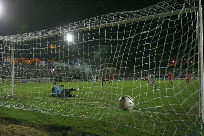 Os dois gols do Operário foram feitos de pênalti. Este é o primeiro, convertido por Serginho Catarinense | 