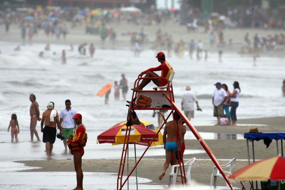 Com tempo ruim, mar pode ficar revolto; banhista precisa ter cuidado redobrado | Hedeson Alves / Gazeta do Povo