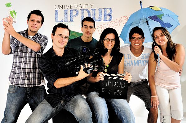 A turma da foto, do curso de Comunicação Social da PUCPR, é adepta do Lip Dub, nova febre de universitários: um vídeo sem cortes, no qual os protagonistas fazem dublagem de algum hit musical, com direito a coreografia e figurinos. Eles dublaram Livin la Vida Loca, foram para o Youtube, e agora estão na vitrine mundial dos Lip Dubs, o site university.com, da Alemanha. Por enquanto, apenas duas instituições de ensino brasileiras aparecem no portal. Na foto, parte do grupo: os alunos Fernando Boreiko, Wagner Westphal, Rodrigo Lima e Sarah Tipolt, e sentados, os professores Alessandro Foggiatto e Fernanda Fabricio | João Borges
