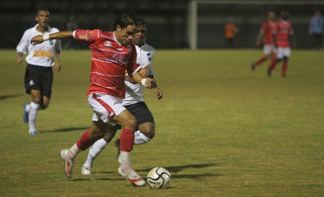 No início do jogo, o Rio Branco deu muito trabalho ao Coritiba |