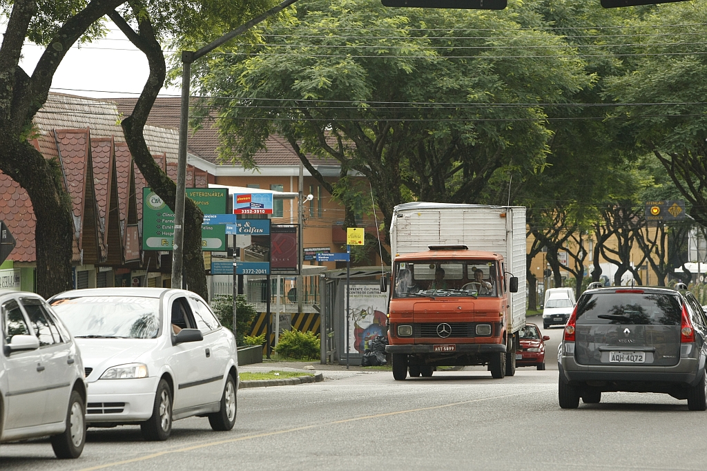 Comércio e serviços em imóveis térreos ou de poucos pavimentos caracterizam a Via Vêneto, em Santa Felicidade | Marcelo Elias/ Gazeta do Povo