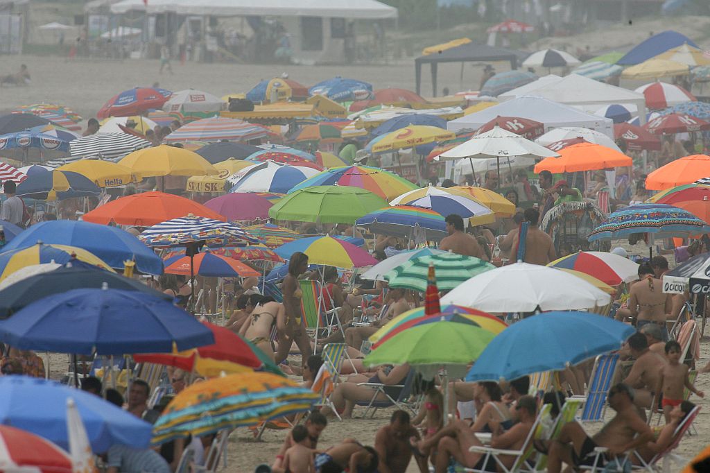 Mesmo com tempo instável, veranistas lotaram as areias | Hedeson Alves / Gazeta do Povo