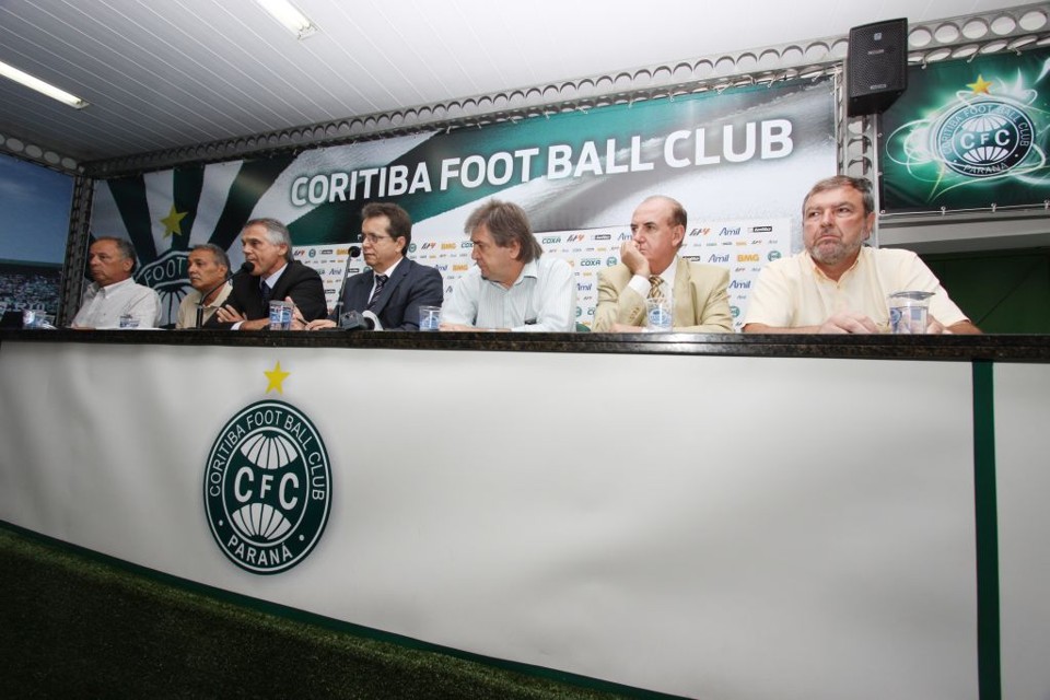 Parte do Conselho Administrativo do Coxa, durante entrevista na sexta: grupo tem insistido em apontar a criatividade como saída para equilibrar finanças e ter um time forte | Giuliano Gomes/Gazeta do Povo