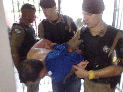 Suspeito foi detido depois de tentar fugir pulando muros de algumas residências no bairro Pilarzinho | Adriano Ribeiro / Gazeta do Povo