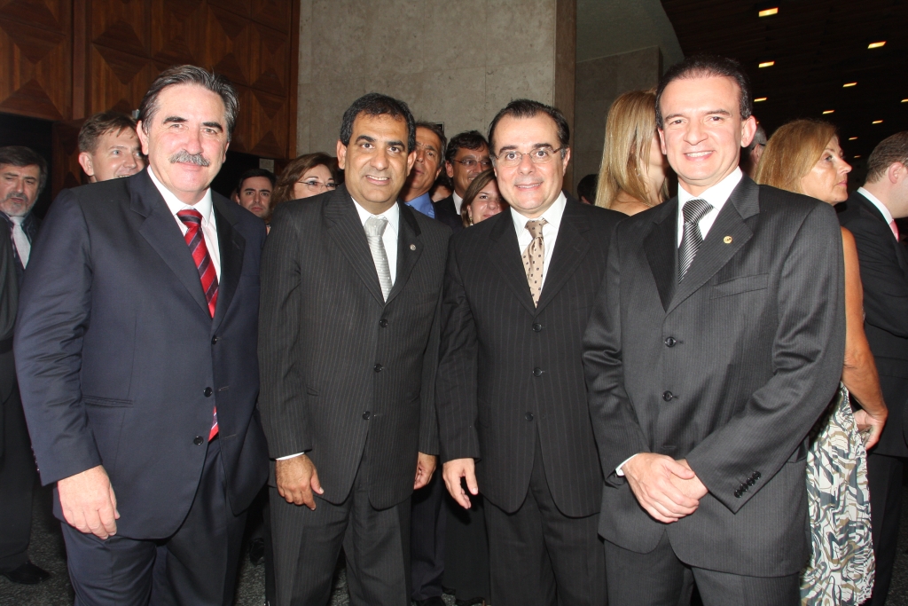O presidente nacional da OAB, Cezar Britto (2º da esq. para a dir.), e o eleito, Ophir Cavalcante Neto (à dir.), com o novo presidente da OAB-PR, José Lúcio Glomb (à esq.), e seu antecessor, Alberto de Paula Machado, no coquetel no saguão do Teatro Guaíra | Fotos: Mauro Campos