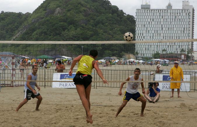 Final do futvôlei foi disputada debaixo de chuva em Caiobá neste domingo | Pedro Serápio / Gazeta do Povo