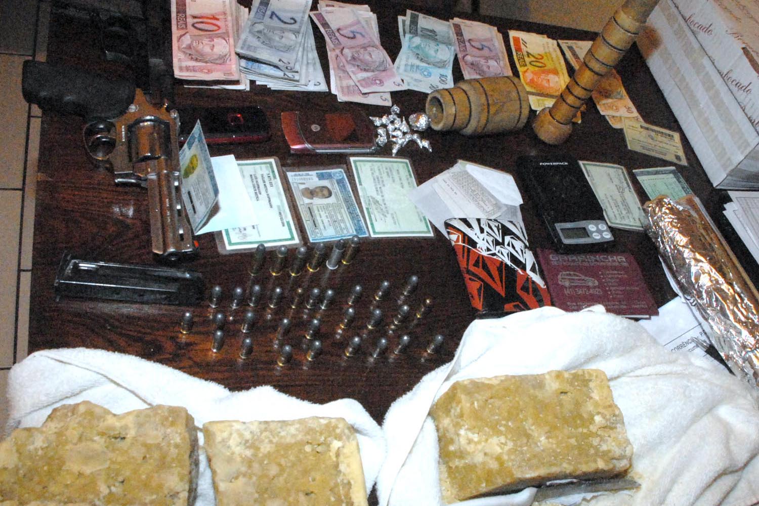 Segundo a PM, total de crack apreendido poderia render quase R$ 100 mil aos traficantes | Divulgação/Polícia Militar
