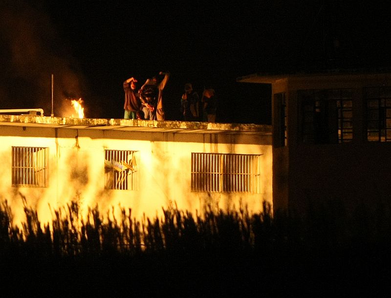 Presos rebelados exibem supostos reféns no teto de uma das galerias da Penitenciária Central do Estado | Pedro Serápio / Agência de Notícias Gazeta do Povo