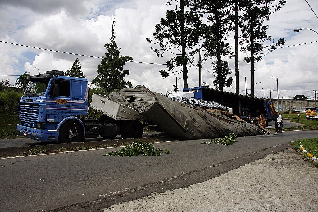 Acidente ontem na BR-277: rodovias federais registraram 14 das 23 mortes durante o feriadão no Paraná | Daniel Derevecki/Gazeta do Povo