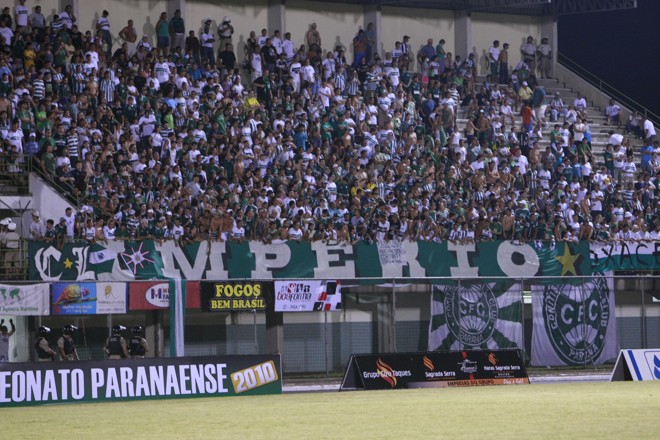 A torcida coxa-branca se fez presente no Gigante do Itiberê |