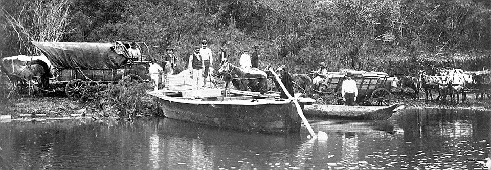Em 1911 aconteceram grandes enxurradas. O Rio Iguaçu inundou várias cidades em seu caminho. Os colonos salvam as criações e mercadorias com ajuda de grandes embarcações. A foto foi feita em outubro de 1911 em Guajuvira | 