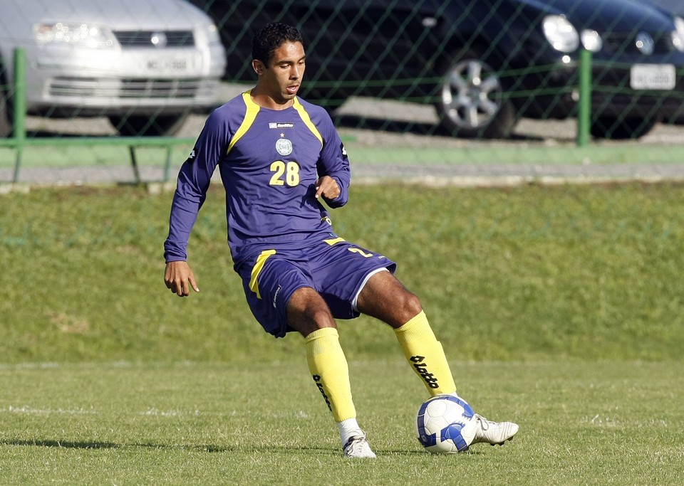 Zagueiro Demerson renovou por dois anos e reforça a zaga alviverde para a temporada 2010 | Valterci Santos / Agência Gazeta do Povo