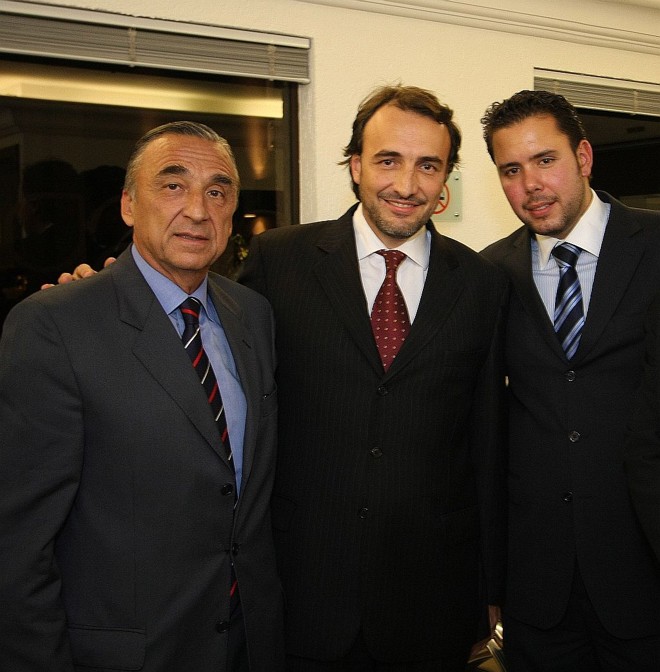 Com a inauguração da sede em São José dos Pinhais, está concretizada a parceria do Hospital IPO com o Hospital Costantini, o Imtep (Instituto de Medicina e Segurança do Trabalho do Paraná) e Iasp Saúde (Instituto Assistencial de Saúde). Os médicos Costantino Costantini (à esquerda), João Luiz Garcia, do IPO (ao centro) e Alexandre Berger, do Imtep-Iasp, comemoram a empreitada |