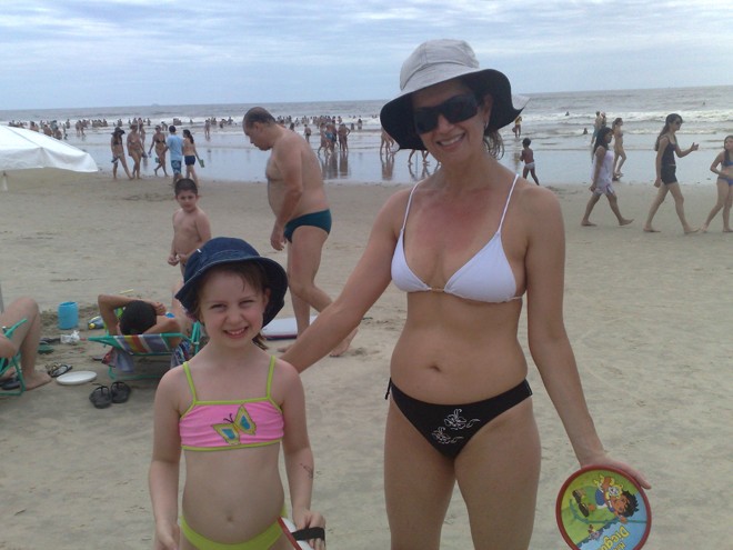 A produradora Dulce Kairalla e sua filha, Helena, se divertem com o catch ball nesta manhã |