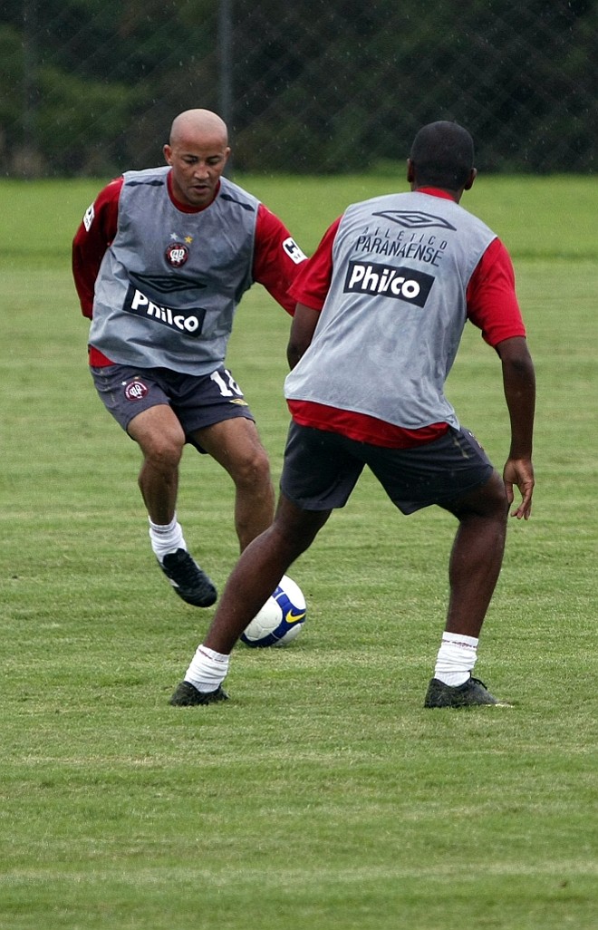 Alex Mineiro treina com bola no primeiro dia útil do ano para os atleticanos | 