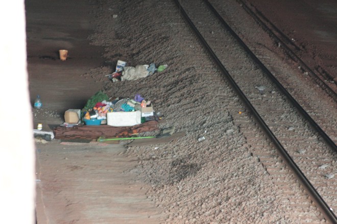 Última visita da assistência social constatou 11 pessoas vivendo no local |