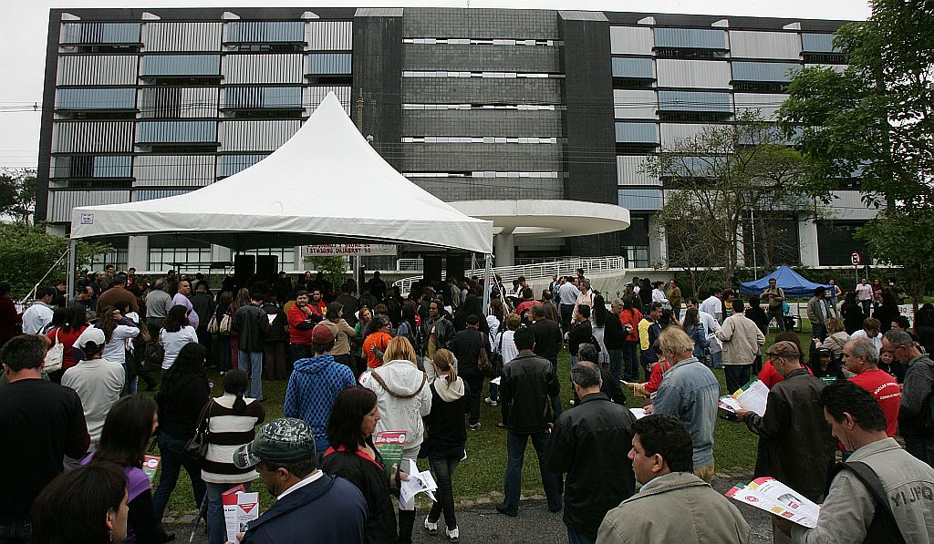 Protesto de professores do Paraná pedindo melhorias salariais, em outubro: queda de arrecadação e folha crescente ameaçam cumprimento da lei | Daniel Castellano/ Gazeta do Povo