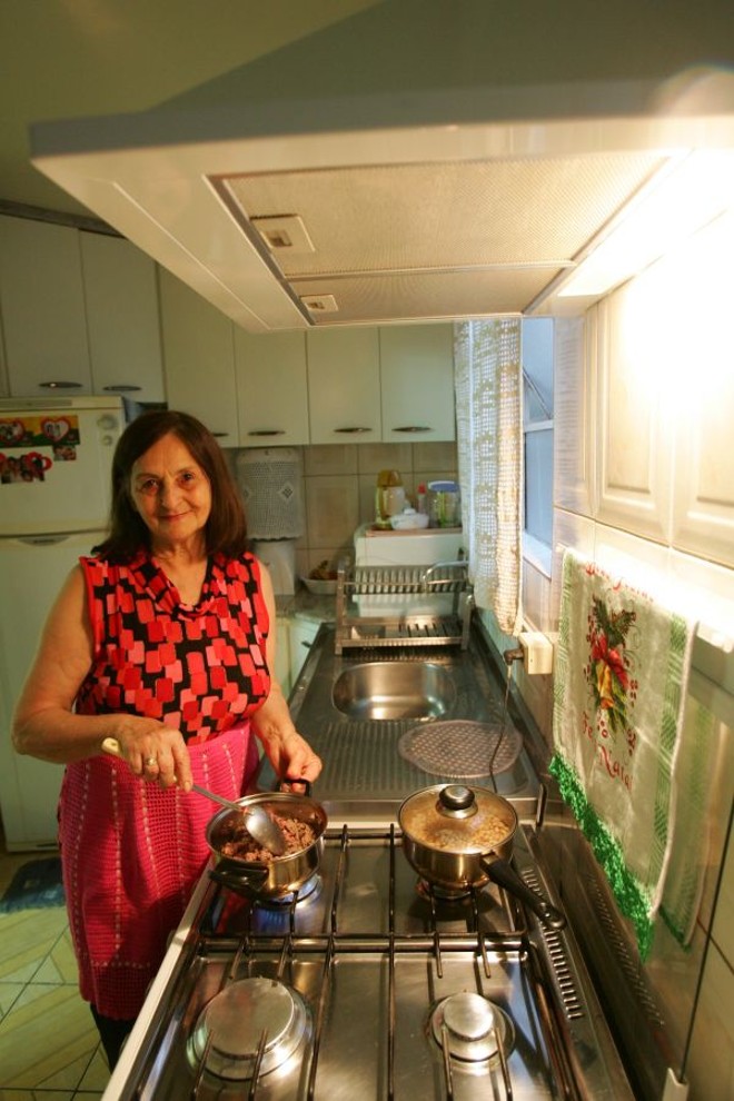 A dona de casa Ivone Munhoz, de 72 anos, aprovou o uso da coifa, presente que ganhou da filha mais velha |