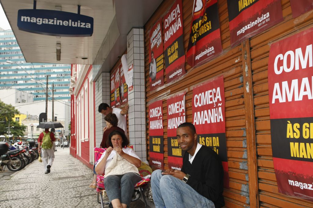 Para ser o primeiro da fila, Agnaldo Pereira chegou à uma loja da Magazine Luiza de Curitiba ainda na manhã de ontem | Antônio Costa/ Gazeta do Povo