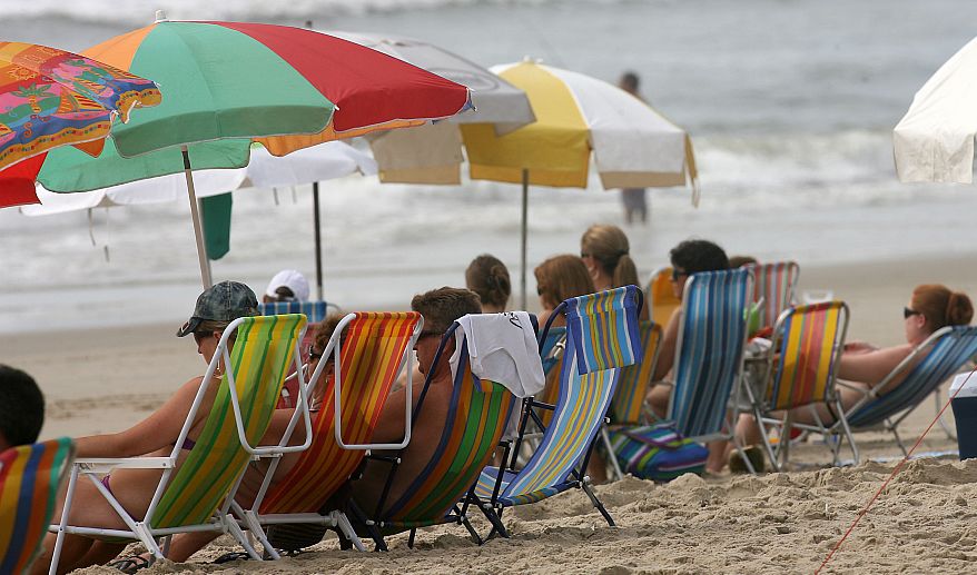 Céu nublado diminuiu o movimento nas praias, mas o tempo agradável favoreceu outras atividades | Hedeson Alves/Gazeta do Povo