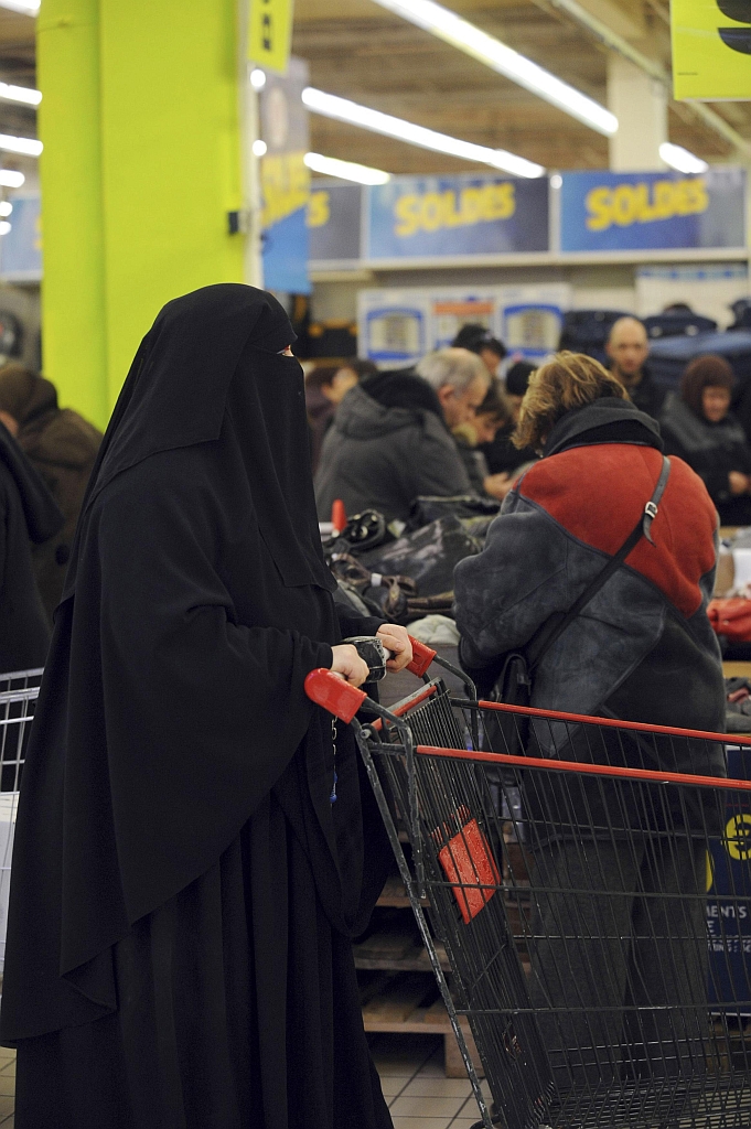 Mulher em loja de Leers, no norte da França: 2 mil mulheres vestem burca no país | Farid Alouache/Reuters