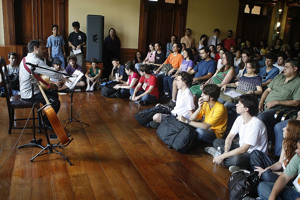 Músicos, turistas e curiosos lotaram o 3º andar do edifício durante a apresentação de Guilherme de Camargo | Fotos: Priscila Forone/ Gazeta do Povo