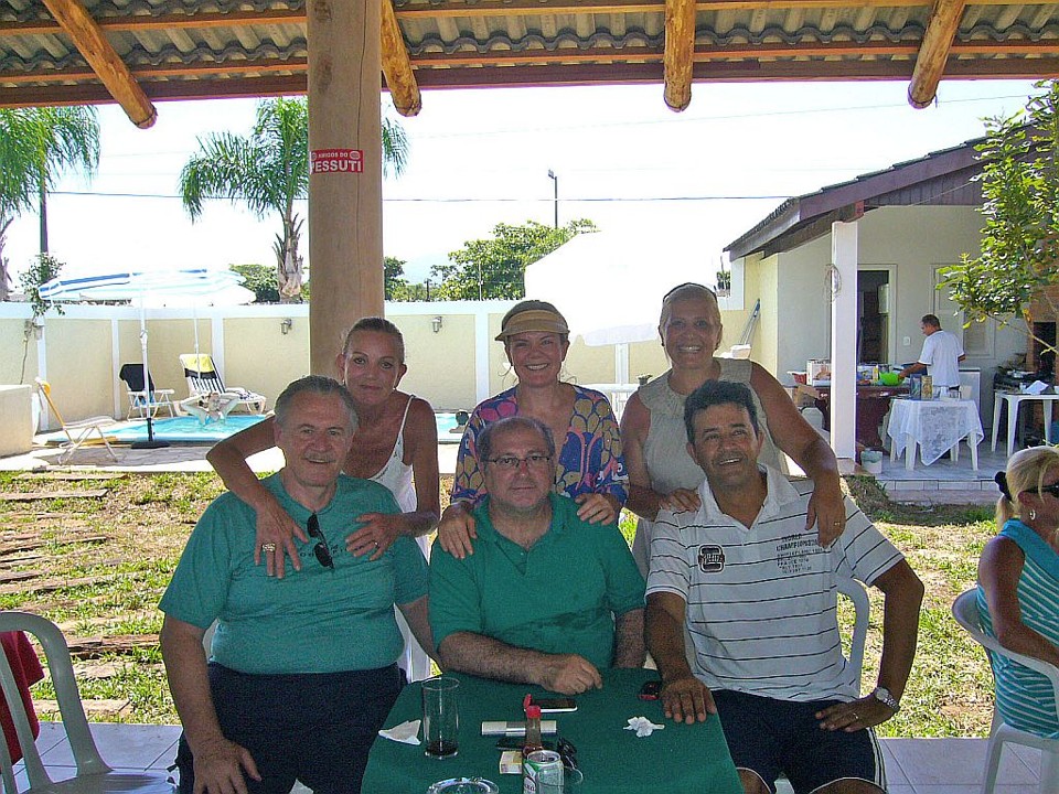O vice-governador Orlando Pessuti e o ministro do Planejamento, Paulo Bernardo, almoçaram no último sábado na casa de praia do casal de empresários Adriana e Marcelino Coelho (ambos à dir.), no balneário de Saint Etienne, em Matinhos. Pessuti e Bernardo estavam acompanhados das respectivas mulheres, Regina e Gleisi Hoffmann. A eleição de outubro fez parte da sequência de frutos do mar servida aos convidados | 