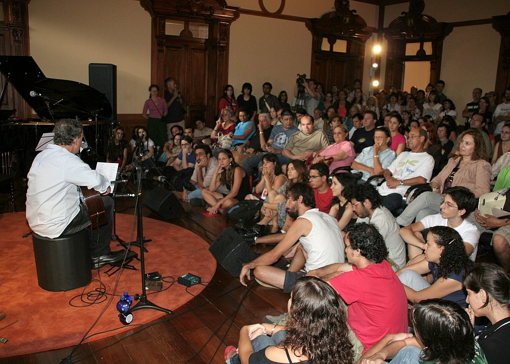 Dante Ozzetti no Paço da Liberdade: músico se apresentou ontem e novamente um grande público compareceu ao espaço | Luiz Cequinel/ Divulgação