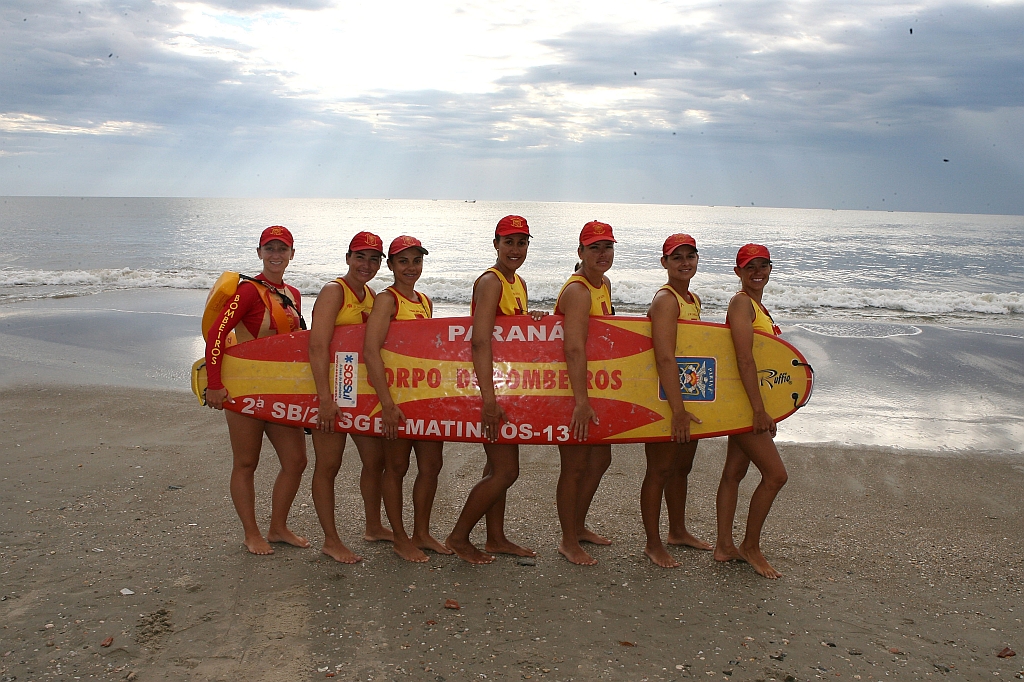 Parte das 11 guarda-vidas que trabalham na temporada das praias paranaenses: rotina de salvamentos, orientações a banhistas e até cantadas | Hedeson Alves/Gazeta do Povo