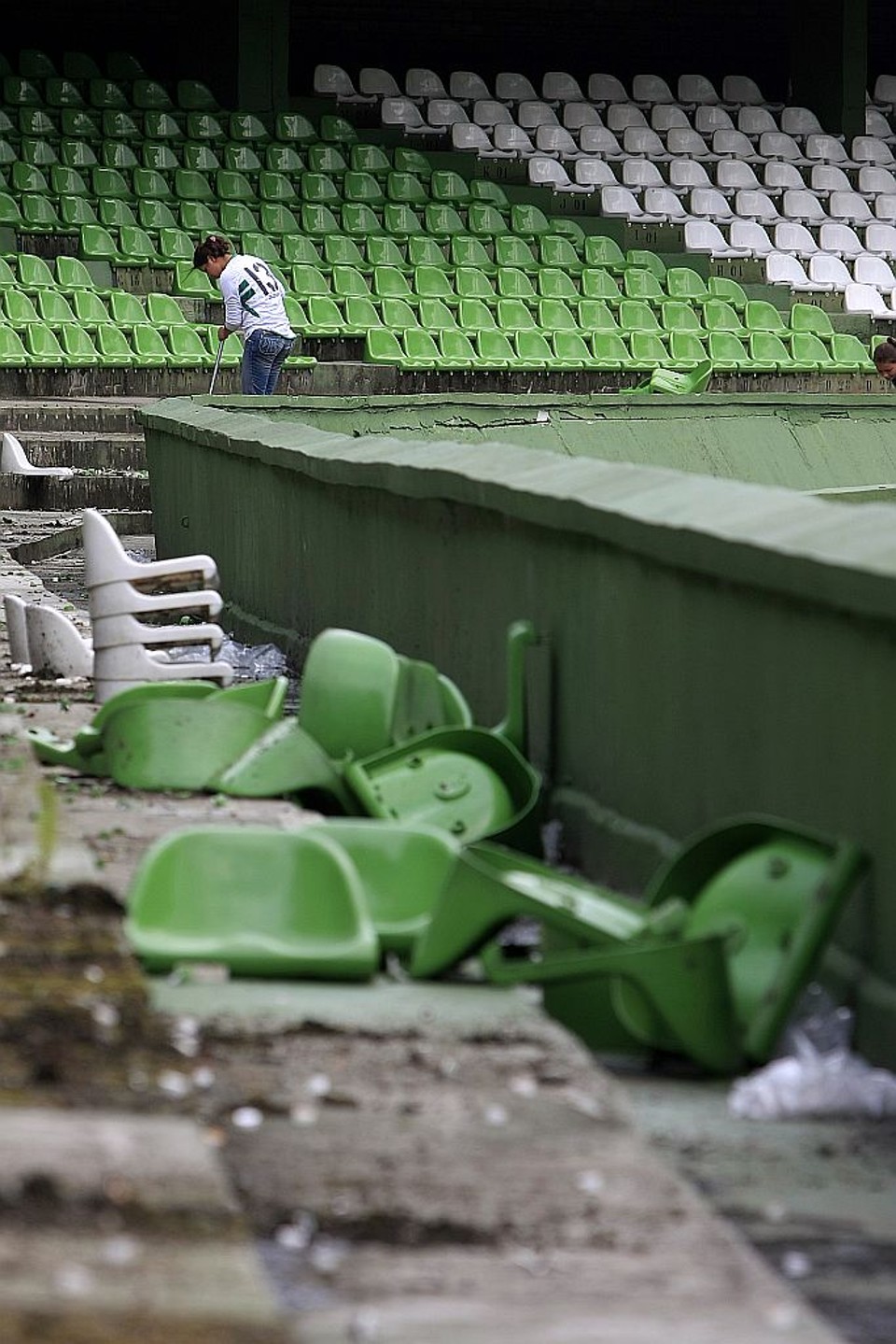 Um mês após a depredação do Couto Pereira, funcionários do clube ainda retiram objetos e fazem a limpeza do estádio | Daniel Derevecki/ Gazeta do Povo