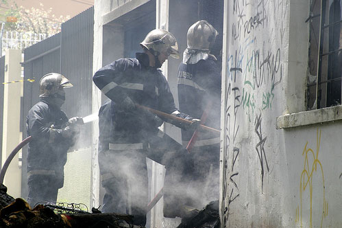 A leitora da Gazeta do Povo, Melissa Andreata, registrou o momento em que os bombeiros combatiam o fogo que atingiu uma residência na Vila Izabel, em Curitiba, na manhã desta terça-feira | Melissa Andreata