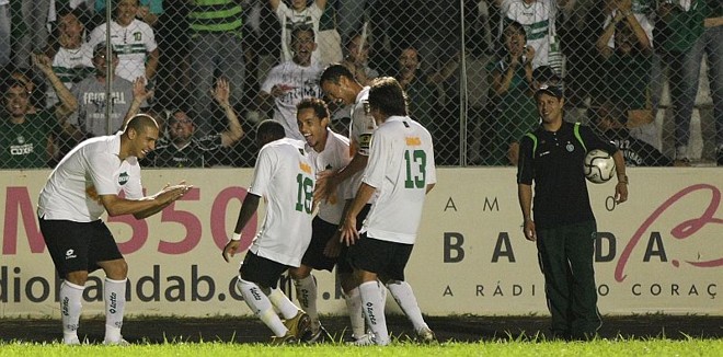 Chute de Geraldo origina gol de Rafinha e rende dança e homenagem ao estreante angolano (de costas, camisa 18) na comemoração |