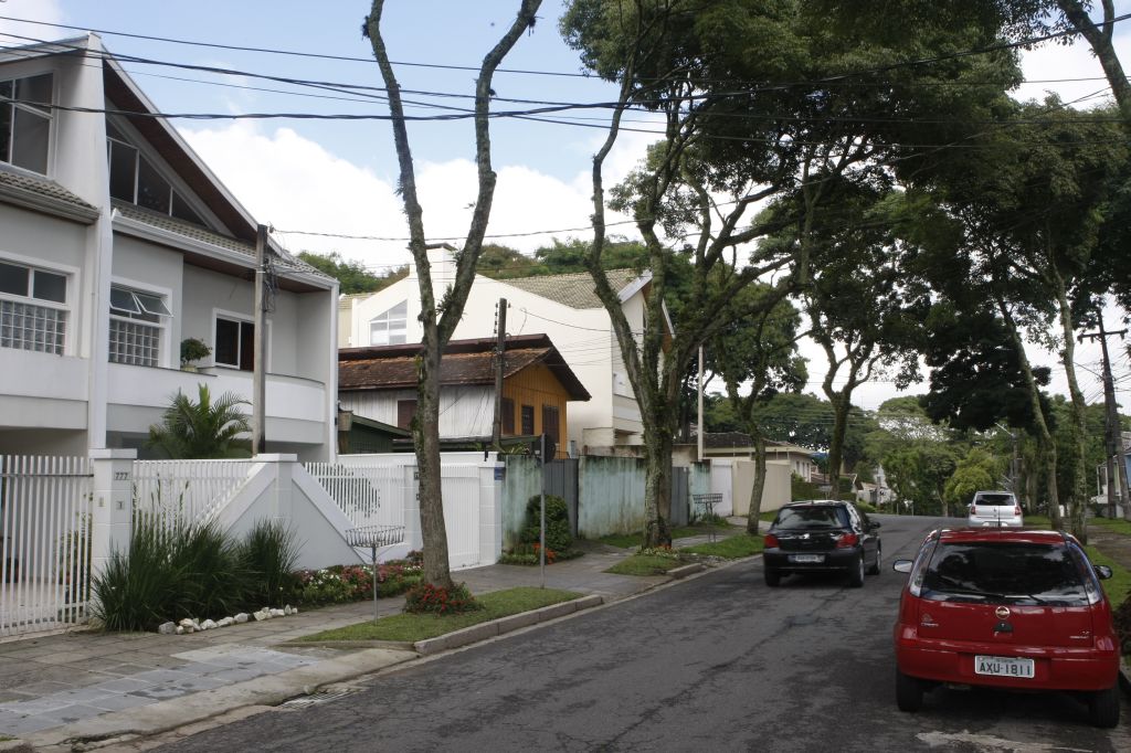 Rua Desembargador Vieira Cavalcanti: muitas árvores e pouco tráfego de veículos | Aniele Nascimento/Gazeta do Povo