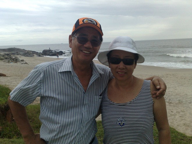 Jiro e Elena curtem a brisa do mar antes da chuva cair, em Matinhos | 